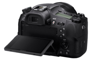 Sony RX 10 Bridgekamera Rückseite, mit schwenkbarem Display und Sucher, großem aber fest verbauten Zoomobjektiv