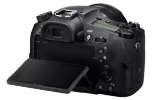 Sony RX 10 Bridgekamera Rückseite, mit schwenkbarem Display und Sucher, großem aber fest verbauten Zoomobjektiv