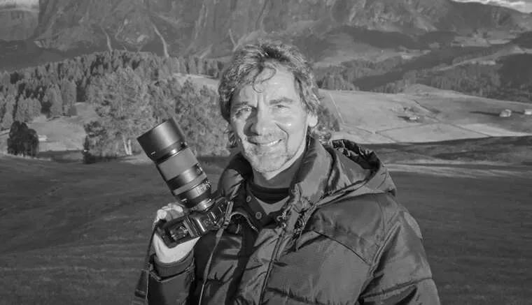 Heimatlicht und Fotograf Niko Benas mit seiner Kamera in der Nähe der Seiser Alm (Südtirol)