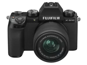 Kamera, Fujifilm X-S10, DSLM Spiegellose Systemkamera von Fujifilm, Vorderansicht mit Objektiv Fujinon XC 15-45mm, Kamerasystem von Fuji