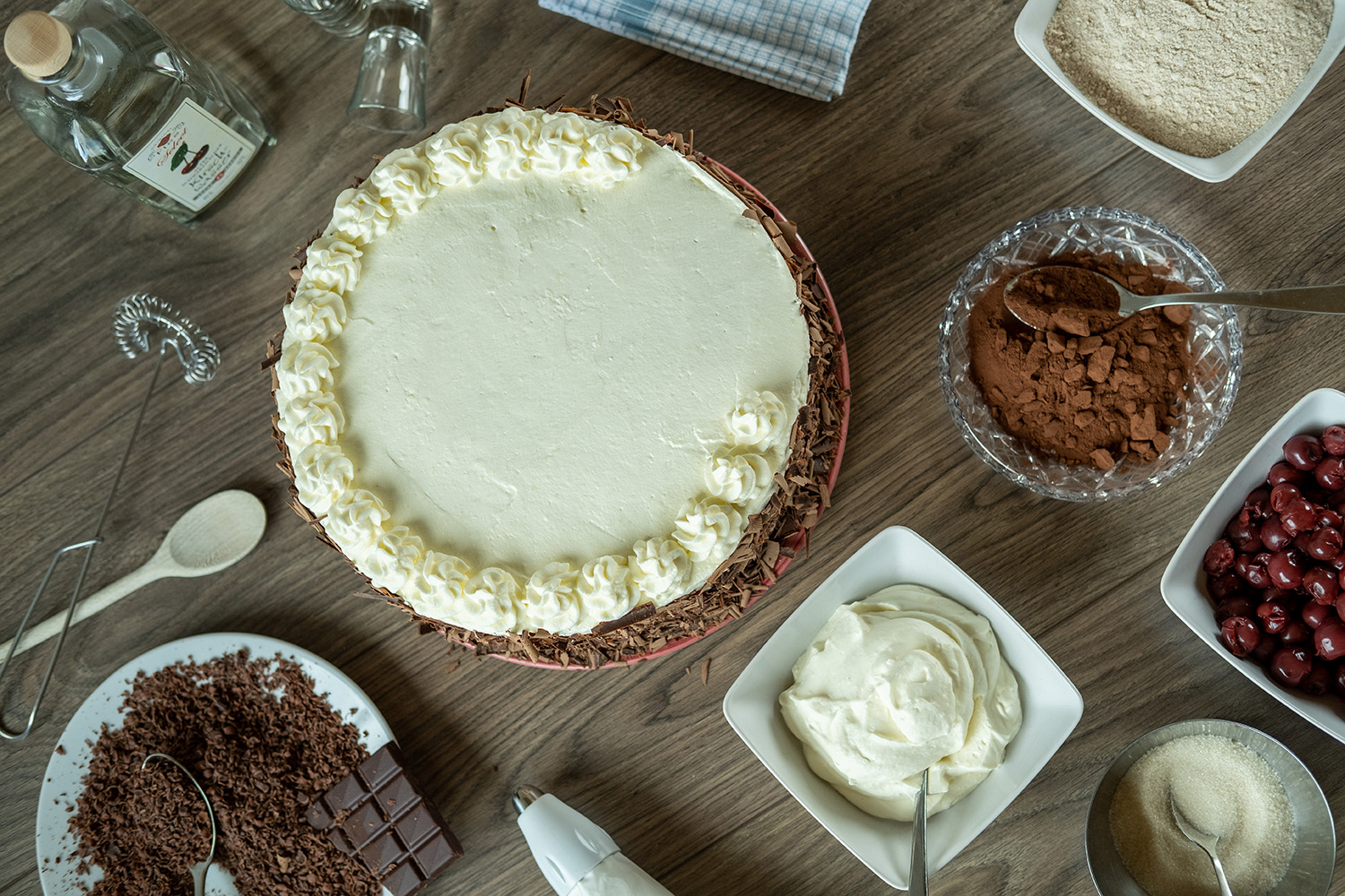 Eine Schwarzwälder Kirschtorte schmeckt sehr gut, um die Schwarzwäldertorte herzustellen benötigt man viel Sahne, Schokolade, Kirschen und Kirschwasser