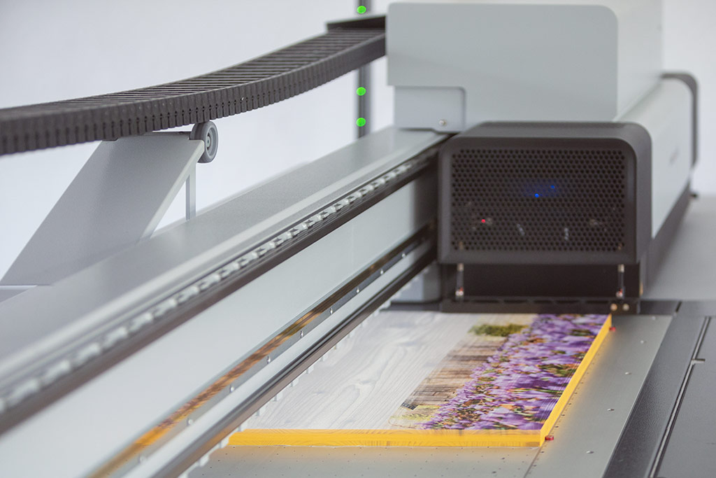Der swissQprint Digitaldrucker des Fotolabor Trenkle Freiburg im Breisgau druckt gerade ein Heimatfoto aus dem Nordschwarzwald im UV-Direktdruckverfahren