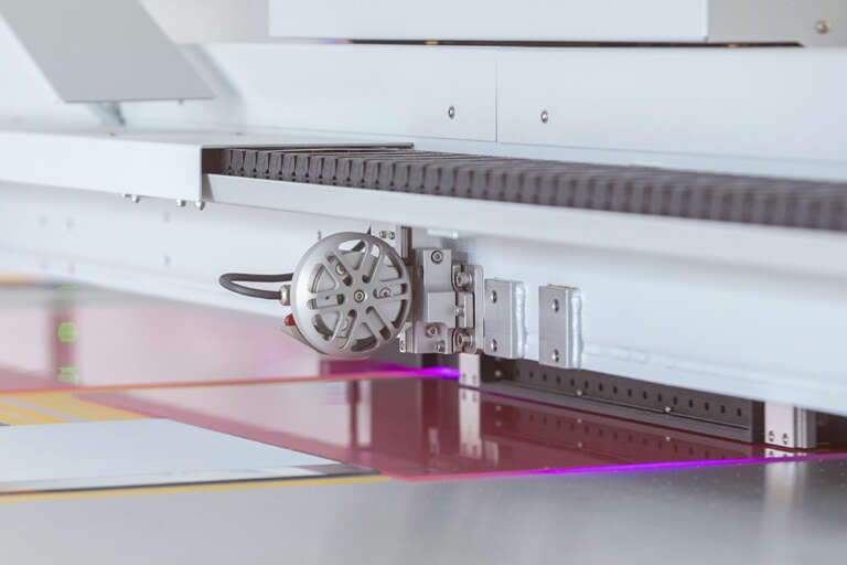 Der swissQprint Digitaldrucker des Fotolabor Trenkle Freiburg im Breisgau druckt gerade ein Heimatfoto aus Schiltach im UV-Direktdruckverfahren