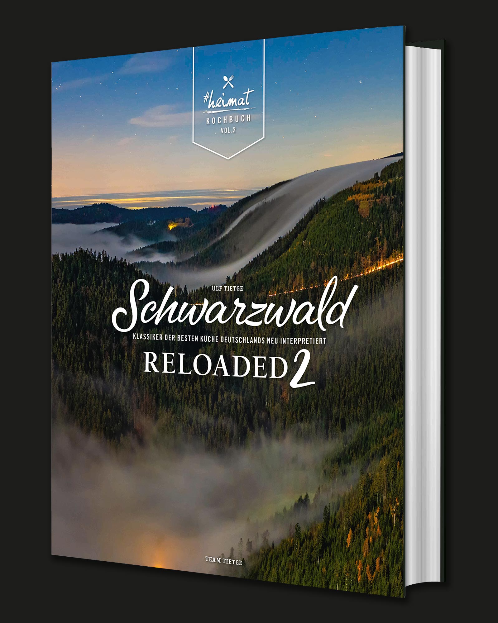 #heimat Kochbuch - Schwarzwald Reloaded Vol. 2, In diesem Buch stecken die Kreativität und das Können von 30 der besten Köche des Schwarzwalds. Exklusiv für dieses Buch haben sie ihre besten Rezepte mit uns in Szene gesetzt. Von moderner Landhausküche bis zur heimatverliebten Sternegastronomie, vom Grill-Guru bis zum Fernsehkoch: Die ganze Bandbreite von Deutschlands beliebter Genießerregion ist vertreten. 100 Kreationen haben es in die zweite Ausgabe von SCHWARZWALD RELOADED geschafft. Badische und schwäbische Klassiker treffen dabei auf neue deutsche Küche und Aromen aus aller Welt. Das Credo dabei: Sei einfach genial! Wir nutzen daher nur, was jeder Hobbykoch auch in seiner Küche hat oder problemlos einkaufen kann. Dazu gibt es eine umfangreiche Kochschule mit den wichtigsten Basics und Grundrezepten der Schwarzwälder Küche: von Spätzle bis Brägele, von Flammkuchen bis Bubespitzle.