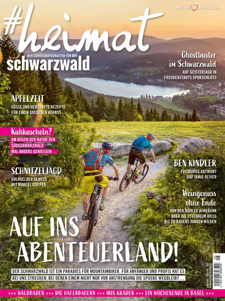 Titelblatt des Magazins "#heimat – Der Genussbotschafter für den Schwarzwald", Ausgabe 05/2020, auf dem Titelbild sind zwei Mountainbiker auf einem Trail im Schwarzwald zu sehen · In dieser Ausgabe geht es um Apfel-Rezepte, eine Geisterjagdt in Freudenstadts Spukschloss, Freiburgs Antwort auf Jamie Oliver und den Weingenuss bei den Jungen Wilden von Ettenheim