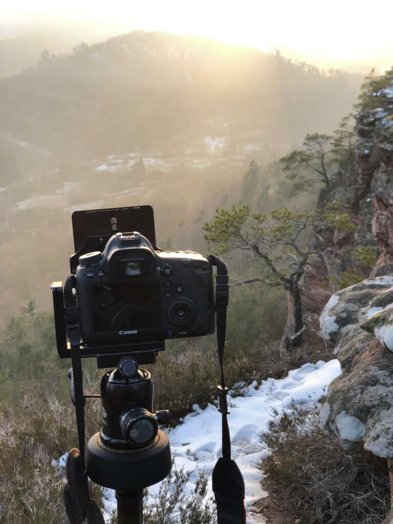 Kamera von Canon mit Verlaufsfilter nimmt Zeitraffervideo aus dem Pfälzerwald auf.