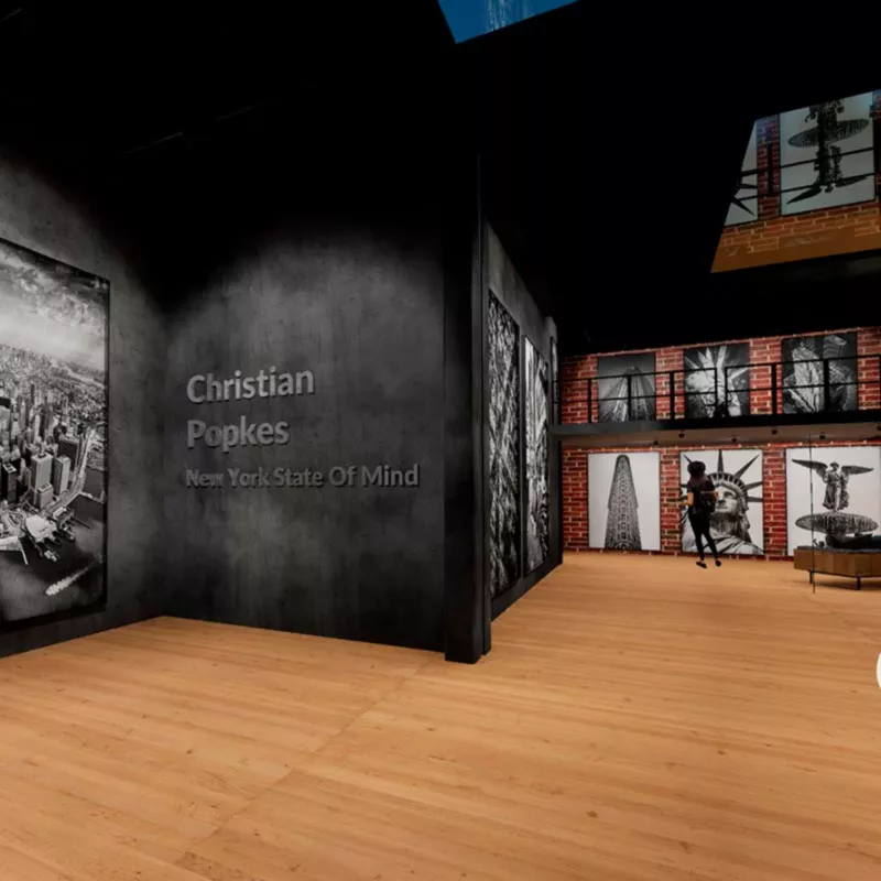 Virtuelle Fotoausstellung "New York" von Christian Popkes für die Photopia Hamburg 2022, Eingangsbereich mit Schriftzug und Fotografien aus New York mit Besucherin im Hintergrund