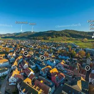 Ausschnitt aus der virtuellen Tour durch Zell am Harmersbach (Schwarzwald), Blick über die Stadt mit digitalen Inhalten