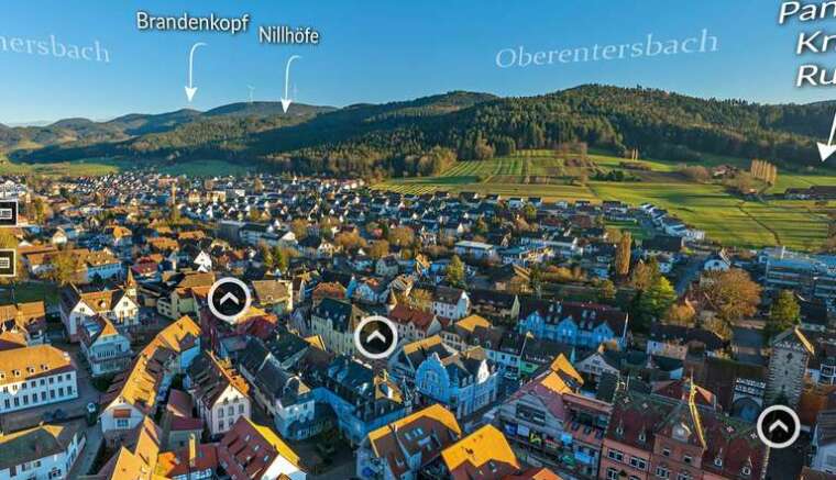 Ausschnitt aus der virtuellen Tour durch Zell am Harmersbach (Schwarzwald), Blick über die Stadt mit digitalen Inhalten