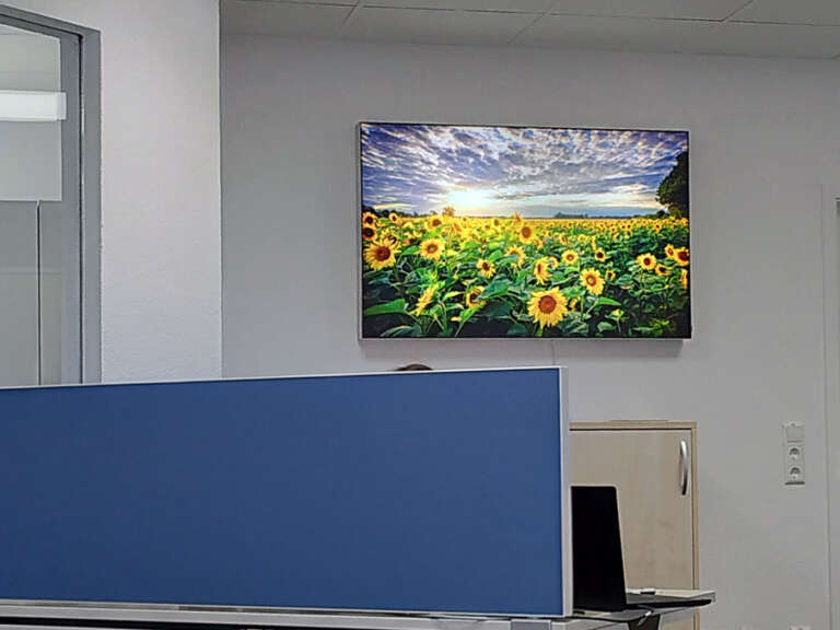 Textil-Leuchtkasten mit Heimatfotos.de Motiv im Büro der Stadt Offenburg Abteilung Digitalisierung
