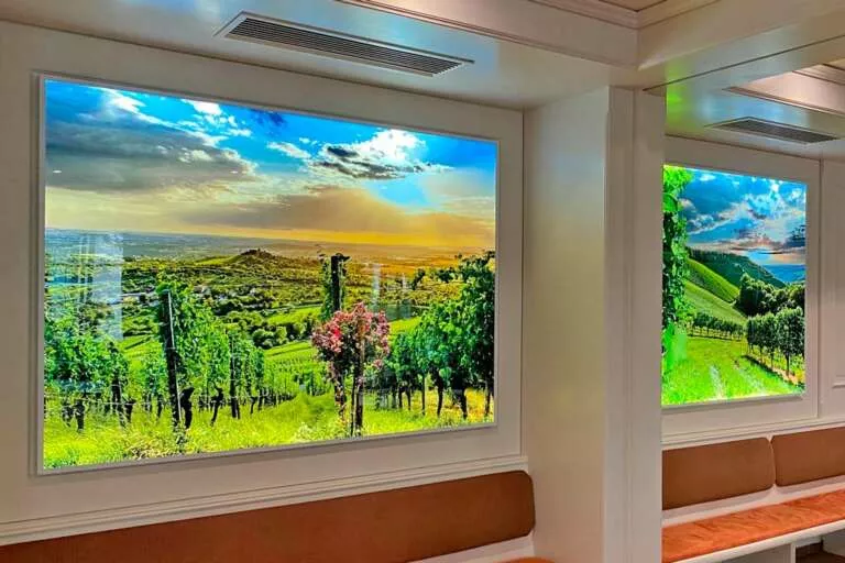 Kundenreferenz Weinstadthotel zeigt einen Semiarraum im Hotel mit zwei Acrylglas-Leuchtbildern mit Landschaftsmotiven
