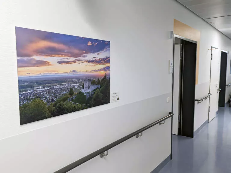Wandbild von Heimatfotos zeigt eine Aufnahme der Schauenburg bei Oberkirch an einer Wand im Ortenau Klinikum