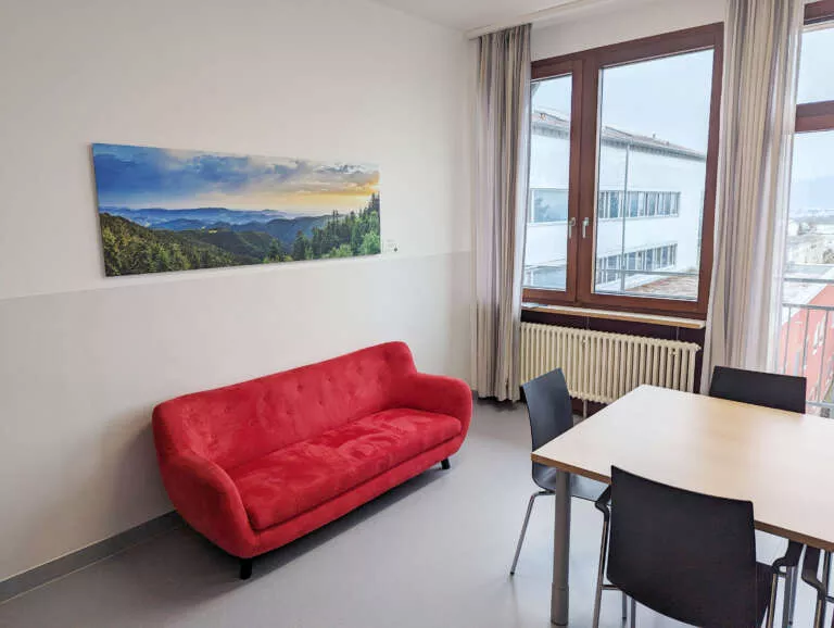 Wandbild "Schwarzwaldpanorama vom Schliffkopf" von Heimatfotos zeigt an einer Wand im Ortenau Klinikum