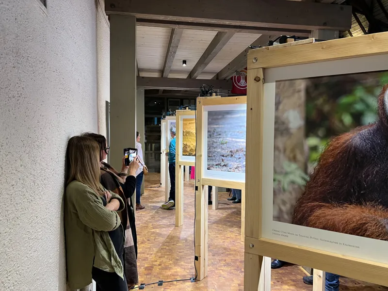 Besucher in einer Fotoausstellung