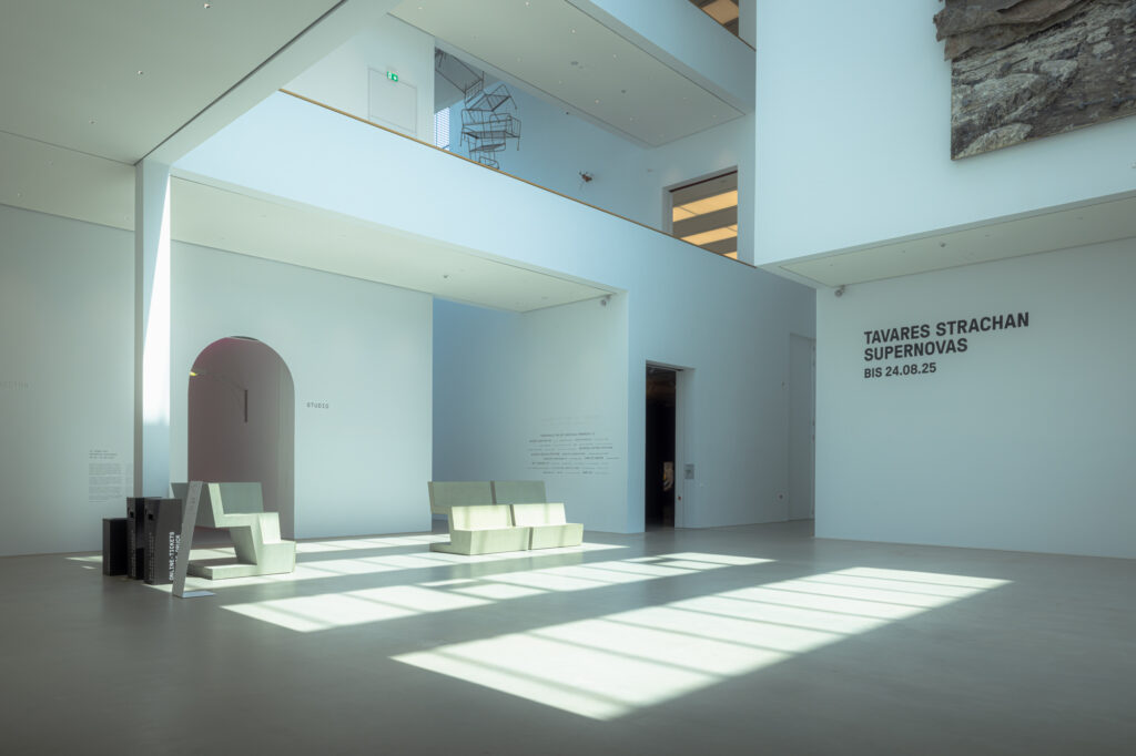 Lichtdurchfluteter Ausstellungsraum in der Kunsthalle Mannheim