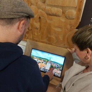 Zwei Besucher am Touchscreen der die 360°-Tour im Storchenturmmusseum in Zell am Harmersbach zeigt