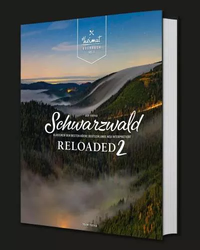 #heimat Kochbuch - Schwarzwald Reloaded Vol. 2, In diesem Buch stecken die Kreativität und das Können von 30 der besten Köche des Schwarzwalds. Exklusiv für dieses Buch haben sie ihre besten Rezepte mit uns in Szene gesetzt. Von moderner Landhausküche bis zur heimatverliebten Sternegastronomie, vom Grill-Guru bis zum Fernsehkoch: Die ganze Bandbreite von Deutschlands beliebter Genießerregion ist vertreten. 100 Kreationen haben es in die zweite Ausgabe von SCHWARZWALD RELOADED geschafft. Badische und schwäbische Klassiker treffen dabei auf neue deutsche Küche und Aromen aus aller Welt. Das Credo dabei: Sei einfach genial! Wir nutzen daher nur, was jeder Hobbykoch auch in seiner Küche hat oder problemlos einkaufen kann. Dazu gibt es eine umfangreiche Kochschule mit den wichtigsten Basics und Grundrezepten der Schwarzwälder Küche: von Spätzle bis Brägele, von Flammkuchen bis Bubespitzle.