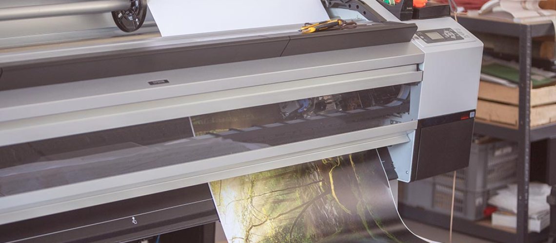 Das Heimatfoto Tanzende Sonnenstrahlen von Niko Benas wird auf einem Epsondrucker im Pigmentdruckverfahren auf hochwertiges Fotopapier gedruckt
