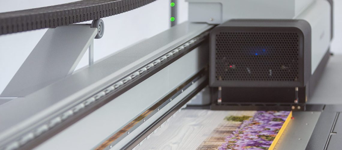 Der swissQprint Digitaldrucker des Fotolabor Trenkle Freiburg im Breisgau druckt gerade ein Heimatfoto aus dem Nordschwarzwald im UV-Direktdruckverfahren