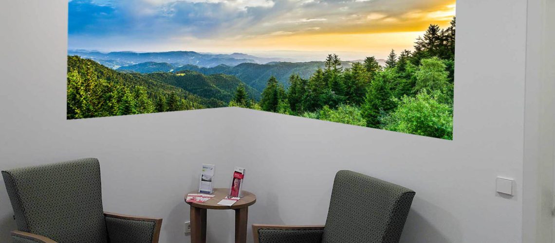 Wandbild von Heimatfotos.de in der DRK Tagespflege Bühl - Ausblick vom Schliffkopf über den Schwarzwald - Panorama Fine Art Druck hinter mattes Acrylglas - Visualisierung - Deutsches Rotes Kreuz - Foto von Heimatlicht Robert Laun