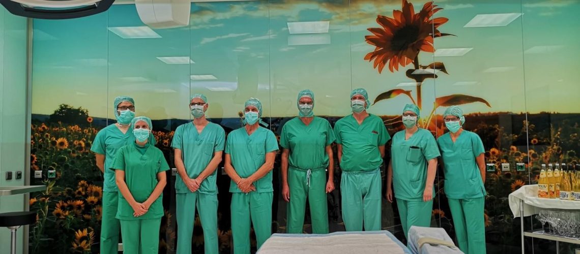 Das Team der BG Unfallklinik Ludwigshafen im OP Saal mit großem Panorama Wandbild von Heimatfotos - Fotograf André Straub