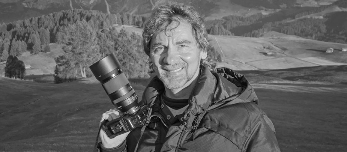 Heimatlicht und Fotograf Niko Benas mit seiner Kamera in der Nähe der Seiser Alm (Südtirol)