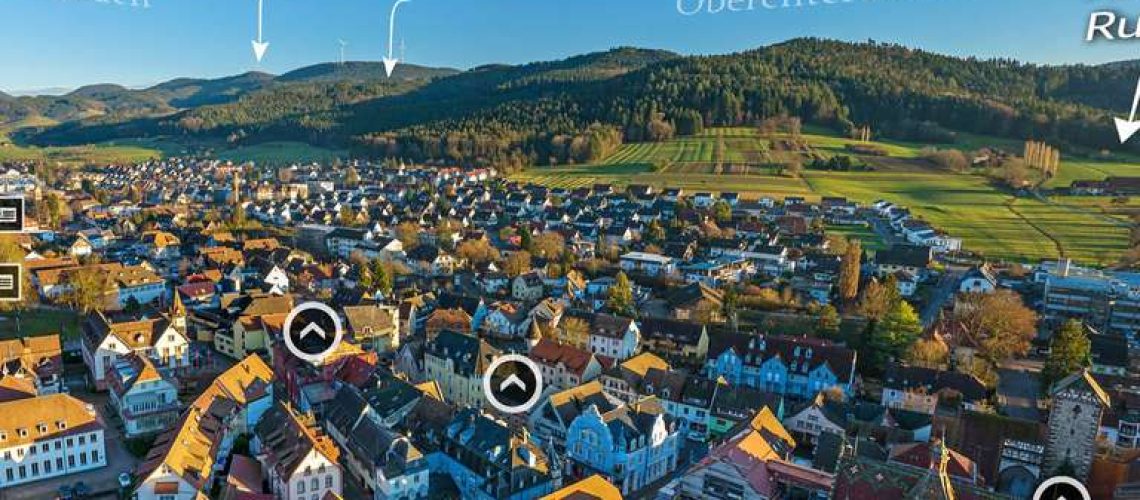 Ausschnitt aus der virtuellen Tour durch Zell am Harmersbach (Schwarzwald), Blick über die Stadt mit digitalen Inhalten