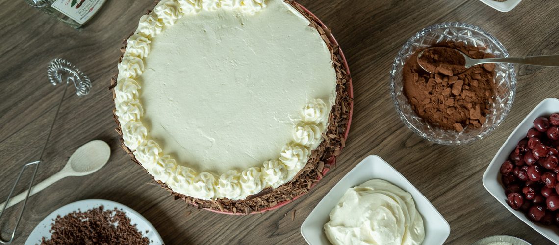 Eine Schwarzwälder Kirschtorte schmeckt sehr gut, um die Schwarzwäldertorte herzustellen benötigt man viel Sahne, Schokolade, Kirschen und Kirschwasser